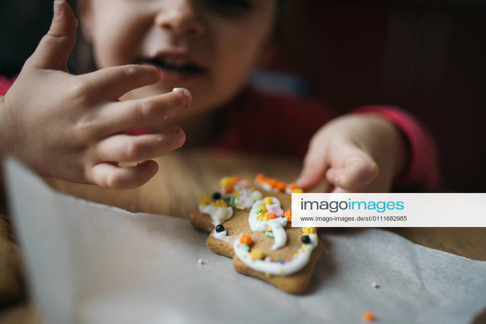 IMAGO Creative: Jahreszeit Winter, Fantasievoll drinnen spielen Closeup of little girl with decorated cookie. Malo Laole, Brani?evo District, Serbia CR_NEST210115-616425-01 ,model released, Symbolfoto