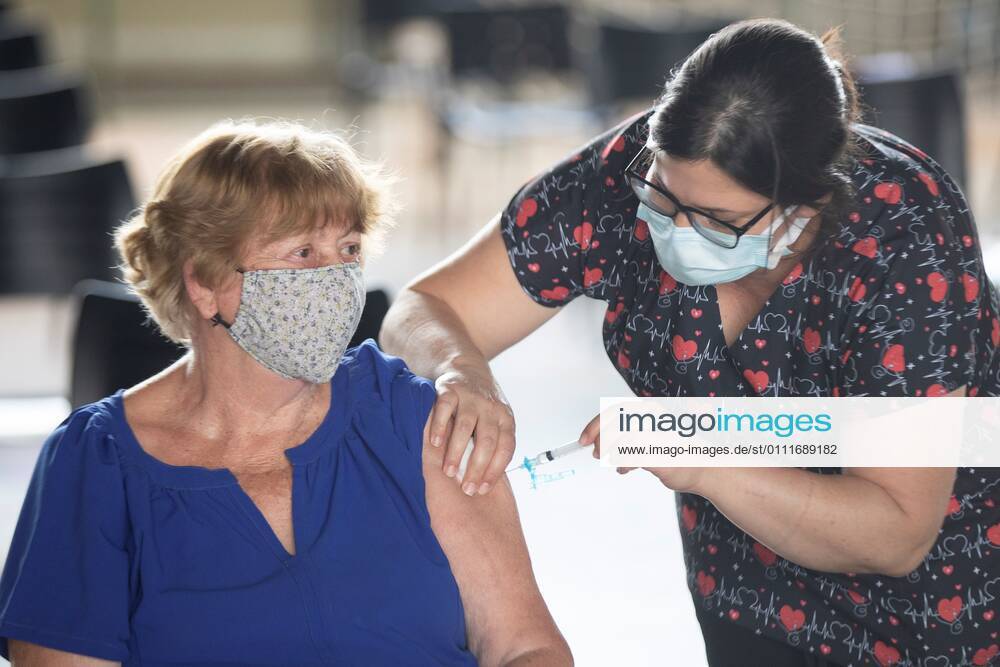 A woman receives the vaccine against covid-19, in Brasilia, Brazil, 01 February 2021. The Brasilia Ministry of Health began this Monday in different parts of the city another stage of vaccination against covid-19 exclusively for people 80 years of age or older. Brasilia begins vaccination stage for people 80 years and older !ACHTUNG: NUR REDAKTIONELLE NUTZUNG!