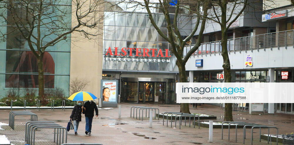 Eingang zum Alstertal-Einkaufszentrum (AEZ) in Hamburg Poppenbüttel während des Lockdowns Poppenbüttel Hamburg