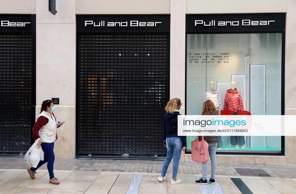 Cessation of all non-essential activity in Malaga capital due to the rate of a thousand infections that exceeded in the last 14 days, from today both the hostelerias as any activity marked as non-essential close their doors for the next two weeks, in the image shops closed in the central streets of Malaga on February 3, 2021. 03 FEBRUARY 2021 Ãlex Zea LagenciaEP 02 03 2021 Malaga (Andalusia) Malaga (Andalusia) Spain