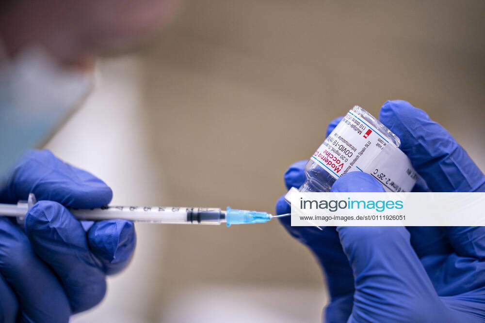 Vaccinationen med Moderna vaccinen til 85+ borgere er igang i Broenderslevhallen, torsdag den 4. februar 2021. Det er foerste gang Moderna anverndes i Danmark. Konkret er der tale om de aeldste borgere i maalgruppen. Dermed er Nordjylland den foerste region i landet, der paabegynder vaccination af denne nye maalgruppe.. , Broenderslev Jylland Denmark