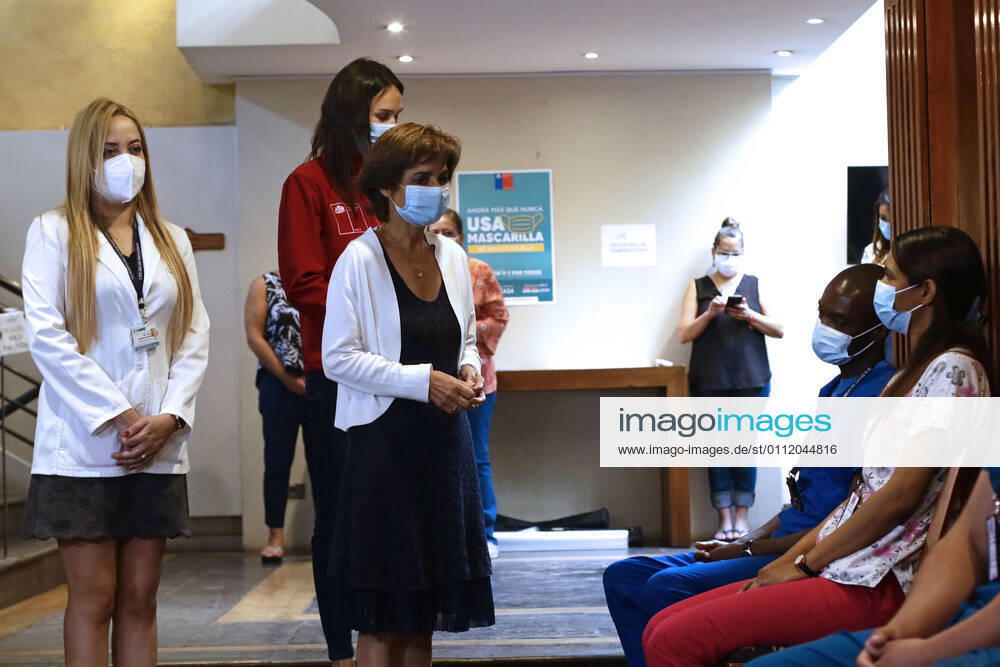 The undersecretary of Public Health, Paula Daza, the seremi of Health RM, Paula Labra and the director of health of Providencia, Sonia Moreno, initiated the process of vaccination against COVID 19 to officials of Health Residences Javier Salvo Aton Chile, Santiago Chile Aton Chile 486166