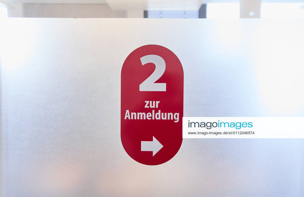 Hinweis-Schild zur Anmeldung im Impfzentrum; Bayerisches Impfzentrum Augsburg, Presseführung; Bayerisches Impfzentrum Augsburg, Presseführung;