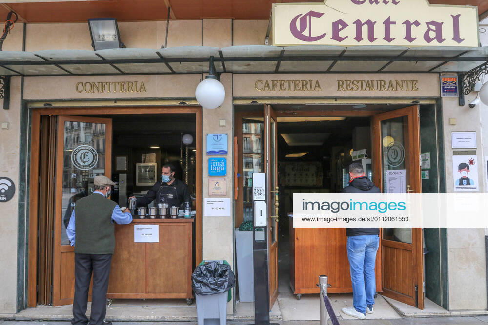 5 February 2021 (Malaga) the take-away service is the only option for restaurants and cafes for the closure of non-essential shops in Andalucia by coronavirus - ZUMAc161 20210205_zap_c161_044