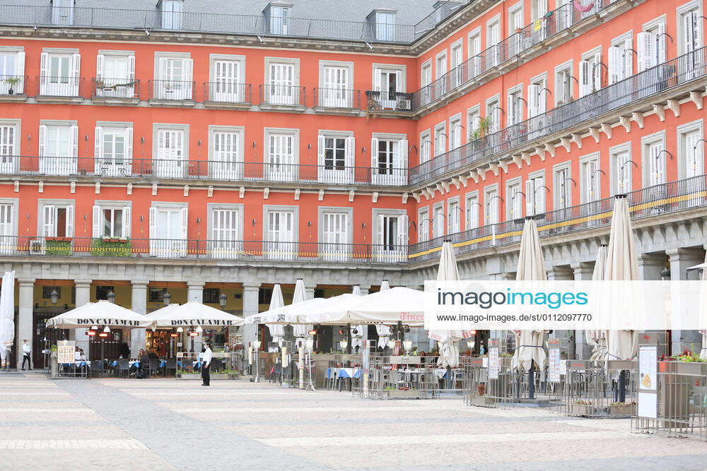 Bar terraces in the Plaza Mayor in Madrid (Spain), on February 5, 2021. The Community of Madrid extends from Friday the number of people who can share a table on the terraces, which goes from four to a maximum of six, while maintaining the limit of four inside the establishments, and continues to suspend the bar service. The increase in the maximum number of diners on the terraces has been published Friday in the Official Gazette of the Community of Madrid (BOCM) with effect from the same day of publication. 5 FEBRUARY 2021;COMMUNITY OF MADRID;HOSPITALITY;CORONAVIRUS;TERRACES;BARS;ECONOMY;VIRUS Tamara Rozas LagenciaEP 02 05 2021 MADRID MADRID Spain