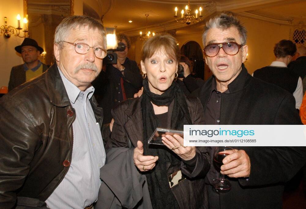 90. Geburtstag von George Tabori 90. Geburtstag von George Tabori IMAGO. Mathias Krohn Datum : 24.5.2004 Thema : V.l.: Wolf Biermann , Angelika Domröse und Hilmar Thate beim 90. Geburtstag von George Tabori im Berliner Ensemble am 24.5.2004