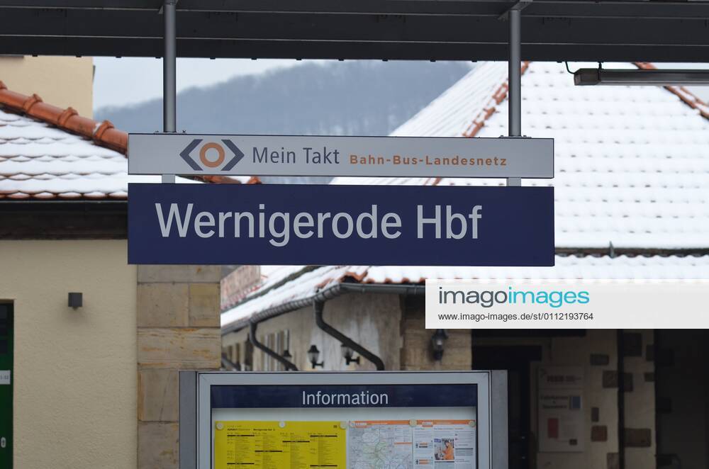 Wernigerode Hauptbahnhof. Der Bahnhof in der Stadt Wernigerode im Harz in Sachsen-Anhalt. Anschluss zur Deutschen Bahn auf der Strecke Magdeburg-Goslar und die Station der Harzquerbahn.