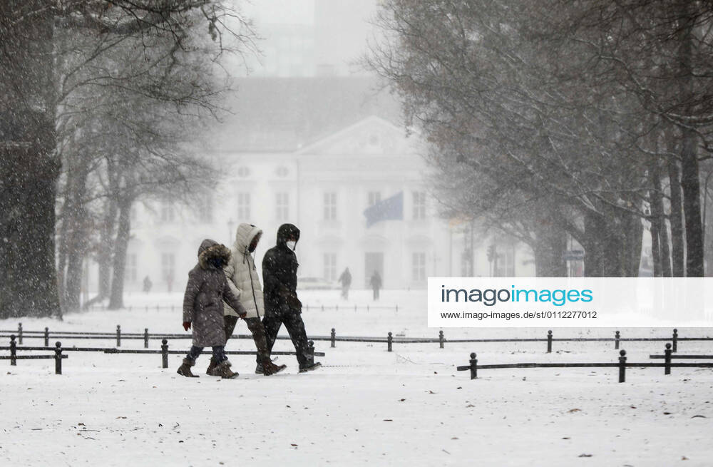 Winter Berlin, DEU, 07.01.2021 - Sapziergaenger mit FFP2 Masken laufen bei starken Schneefall an Schloss Bellevue vorbei. Laut Deutschen Wetterdienst ist in der Mitte Deutschlands mit 15 bis 40 Zentimeter Neuschnee und Schneeverwehungen zu rechnen. Berlin Berlin Deutschland