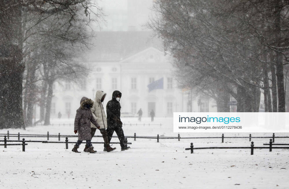 Winter Berlin, DEU, 07.02.2021 - Sapziergaenger mit FFP2 Masken laufen bei starken Schneefall an Schloss Bellevue vorbei. Laut Deutschen Wetterdienst ist in der Mitte Deutschlands mit 15 bis 40 Zentimeter Neuschnee und Schneeverwehungen zu rechnen. Berlin Berlin Deutschland