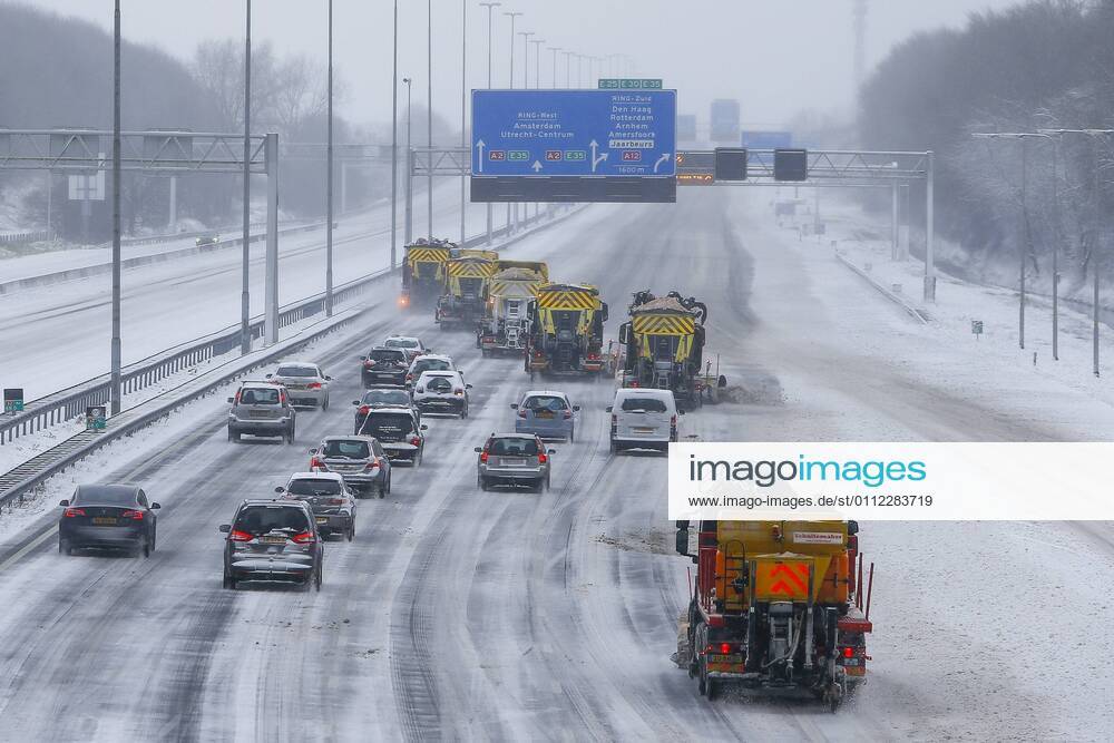 , Dutchnews, Snow blades on the A2 motorway near Utrecht Snow blades on the A2 motorway near Utrecht x10707287x