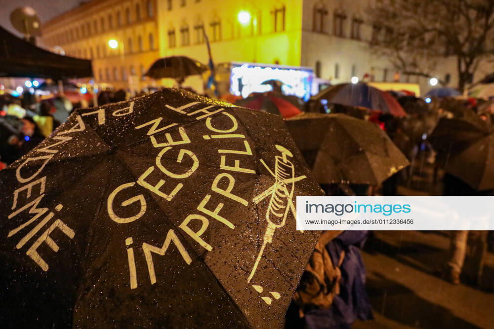 Demonstration gegen Corona Auflagen 07.02.2021 MÜNCHEN Teilnehmer mit Regenschirm auf einer Kundgebung gegen die Corona Auflagen auf dem Geschwister-Scholl-Platz vor der Münchner Ludwig-Maximilians-Universität in der Münchner Innenstadt. Auf dem Regenschirm steht: PLANDEMIE, GEGEN IMPFPFLICHT und DENKE SELBST. München Bayern Deutschland