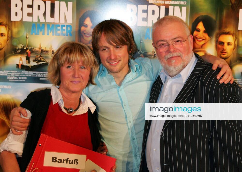 Axel Schreiber gestorben Filmpremiere Berlin am Meer Die Hauptdarsteller : Axel Schreiber (m) mit Mutter Gudrun, Vater Juergen Filmpremiere Berlin am Meer im Kino Colloseum in Berlin