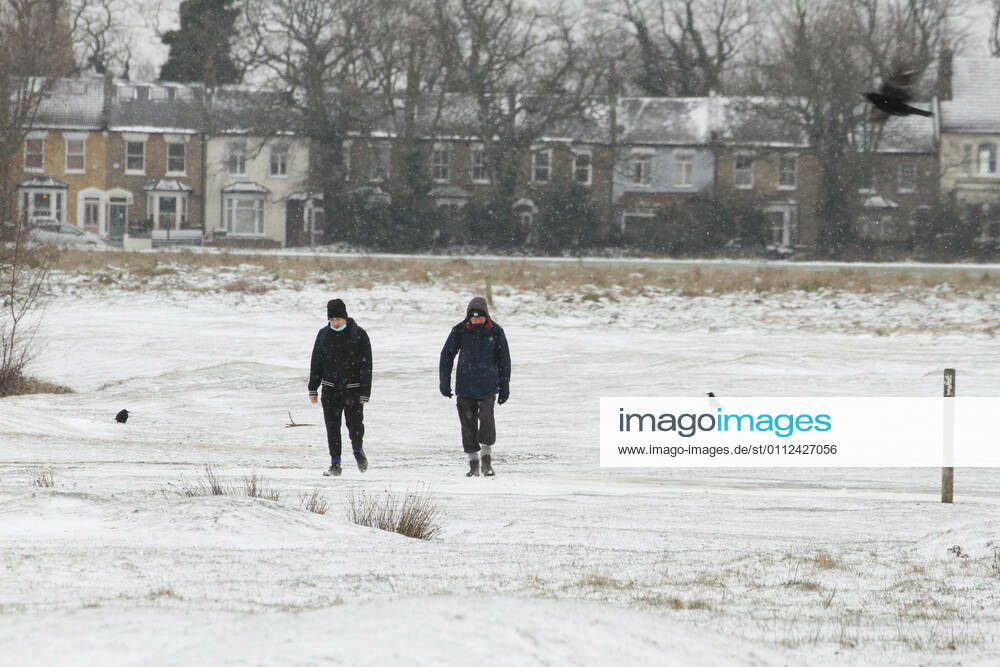 People walk through a snow covered Wanstead Park in Redbridge..Heavy snow and ice has brought disruption to parts of the UK, with London receiving around 5cm of snow. Storm Darcy s strong easterly winds have plummeted temperatures in parts of the UK to below minus one. London United Kingdom - ZUMAs197 20210208_zaa_s197_080