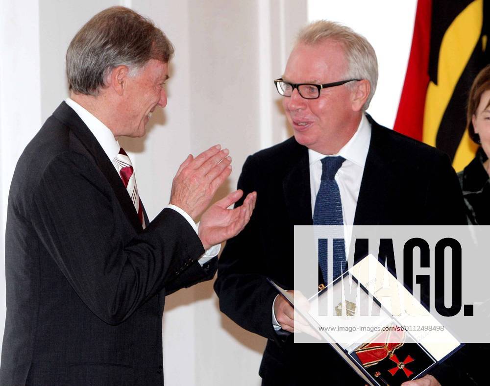 Verdienstorden 2009 Preistraeger David Chipperfield , Bundespraesident Horst Koehler und Frau Eva Luise Koehler bei der Verleihung des Verdienstorden der Bundesrepublik Deutschland 2009 an verdiente Buerger und Buergerinnen durch Bundespraesident Horst Koehler im Schloss Bellevue in Berlin.