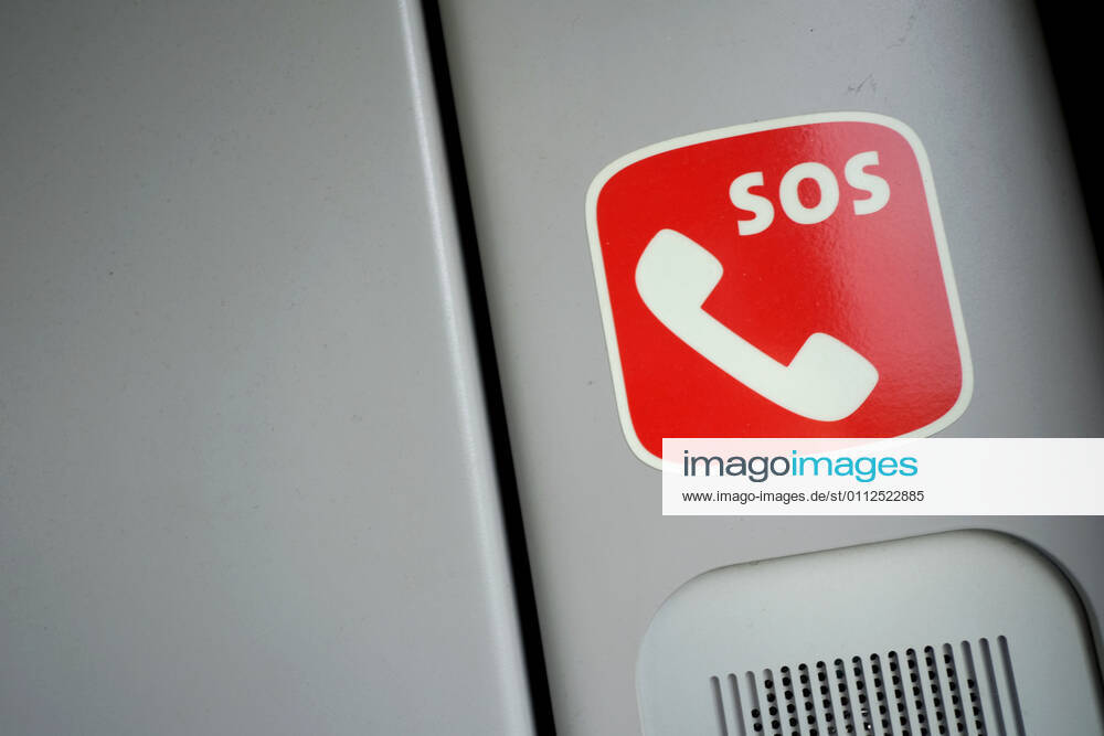 Hilleröd. 01 JUN 2019. SOS-Hinweisschild in dänischem Nahverkehrszug. Hilfe. Telefon. SOS. DÄNEMARK. Hilleröd.