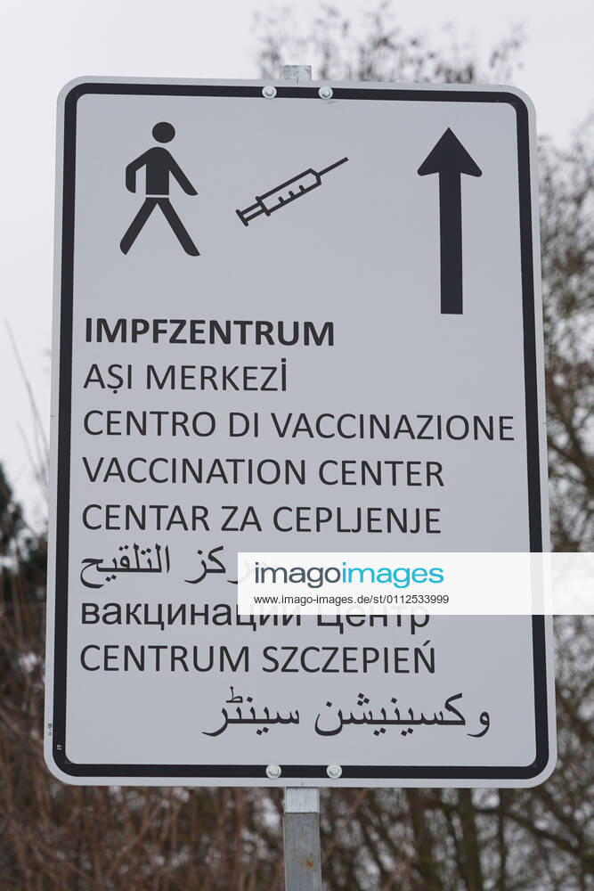 Wegweiser in mehreren Sprachen zum Impfzentrum - Gross-Gerau 09.02.2021: Start des Impfzentrums Groß-Gerau