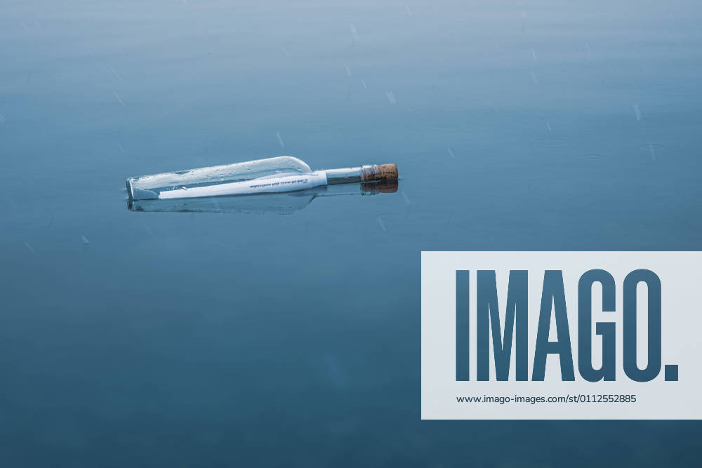 Flasche mit Flaschenpost im Winter am See, verschneit Flaschenpost