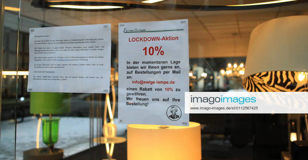 Am Schaufenster eines während des Lockdowns geschlossenen Geschäfts wird darauf hingewiesen, dass während des Shutdowns lediglich Click and collect möglich ist. Innenstadt Hamburg