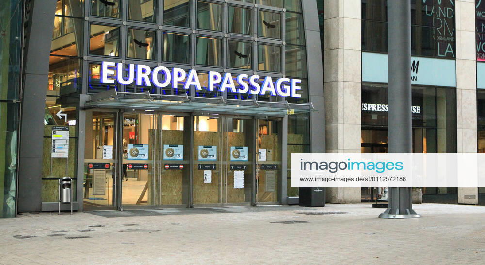 Die menschenleere Eingang zur Europapassage in der Hamburger Innenstadt während des Lockdowns. Innenstadt Hamburg