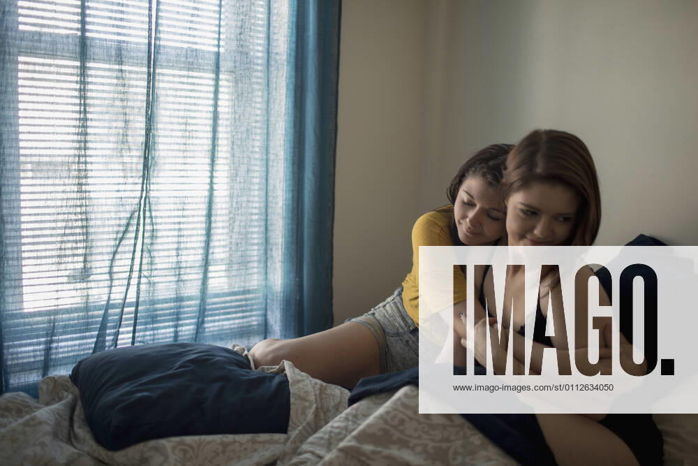 IMAGO Creative: Pride Month 2022, Engagement der Jugendlichen Lesbian couple in bed together model release HEX17015_FG_1448