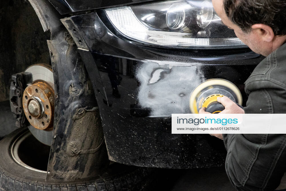 Düsseldorf. Reparatur eines Lackschadens am Auto. Düsseldorf Nordrhein-Westfalen Deutschland