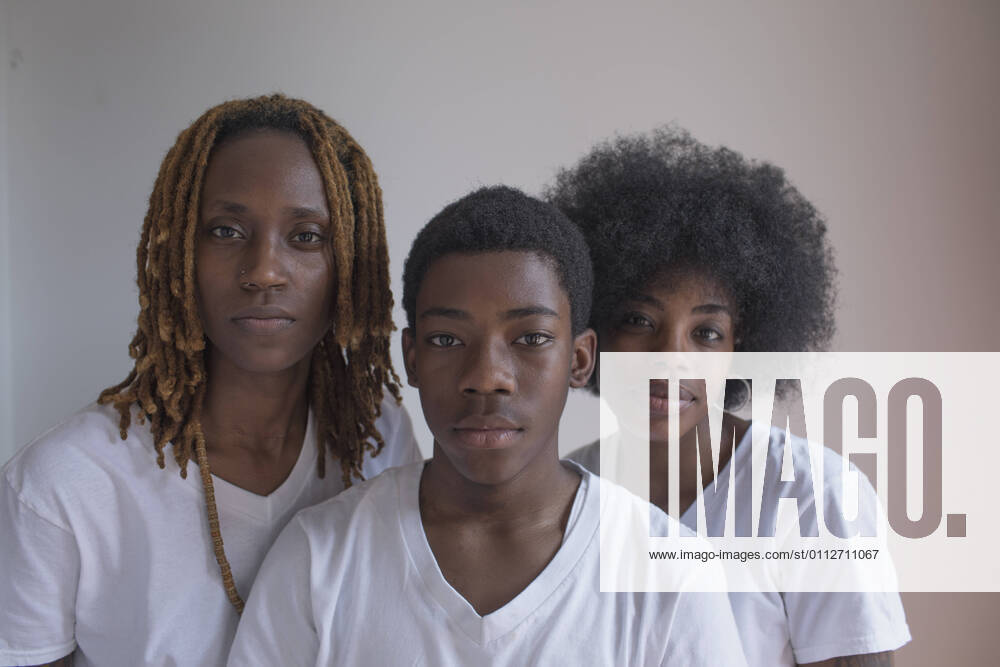 IMAGO Creative: Pride Month 2022, Engagement der Jugendlichen Lesbian couple with their son model release HEX17010_TP__7650