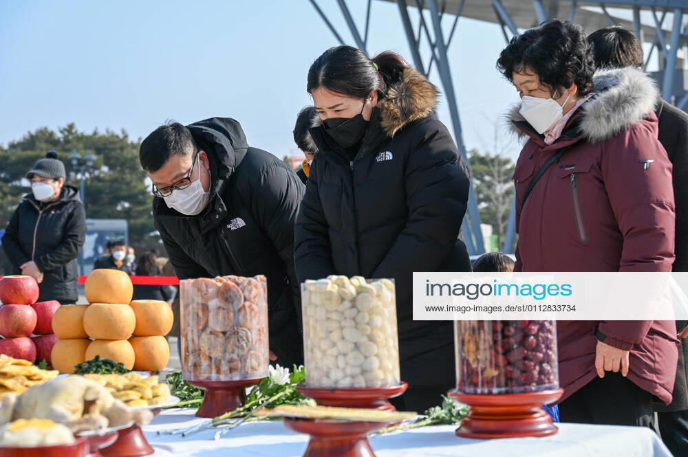 Members of North Korean separated families make an offering at an altar for Lunar New Year near the DMZ at Imjingak Park in Paju, South Korea on February 12, 2021. The tradition is held every year but turnout is smaller in 2021 because of COVID-19. PAJ2021021212 THOMASxMARESCA