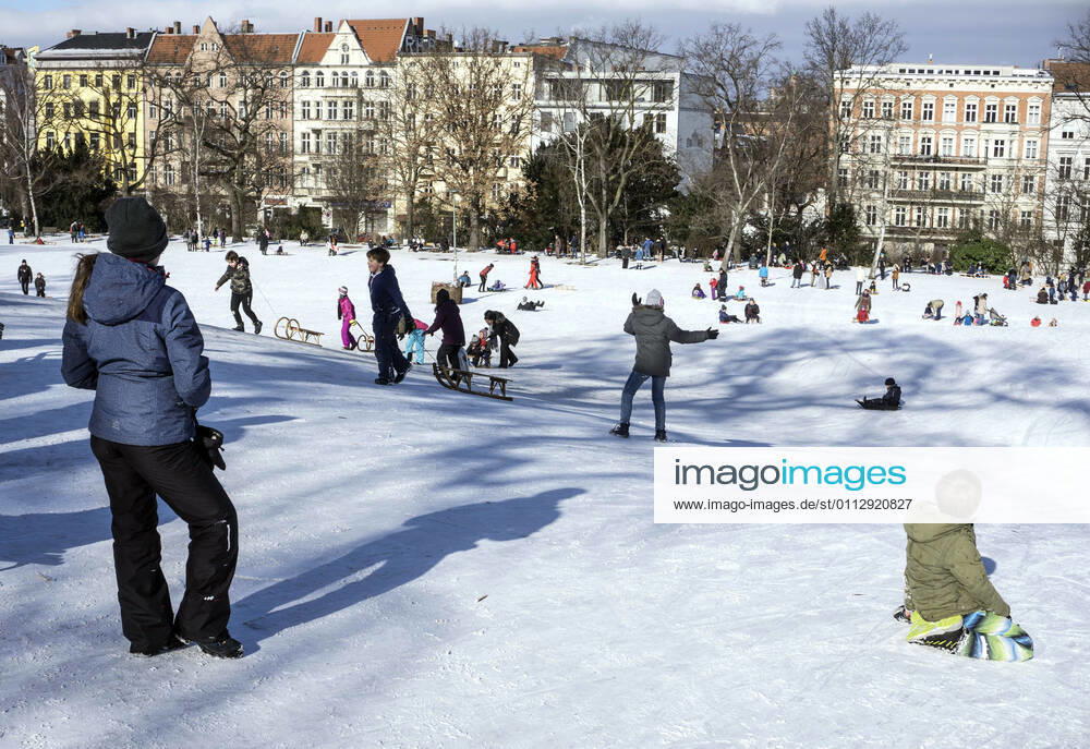 Rodeln im verschneiten Berliner Park Berlin, DEU, 13.02.21 - Rodelspass im verschneiten Berliner Viktoriapark. Schnee und eisige Kaelte bestimmen weiter das Wetter. Berlin Berlin Deutschland