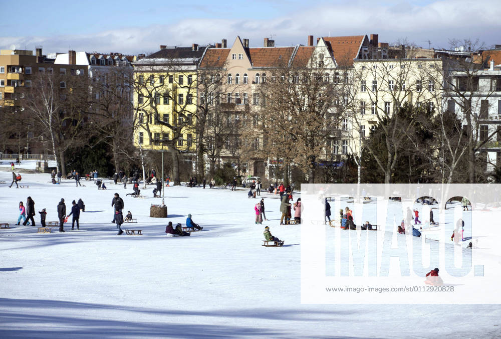 Rodeln im verschneiten Berliner Park Berlin, DEU, 13.02.21 - Rodelspass im verschneiten Berliner Viktoriapark. Schnee und eisige Kaelte bestimmen weiter das Wetter. Berlin Berlin Deutschland
