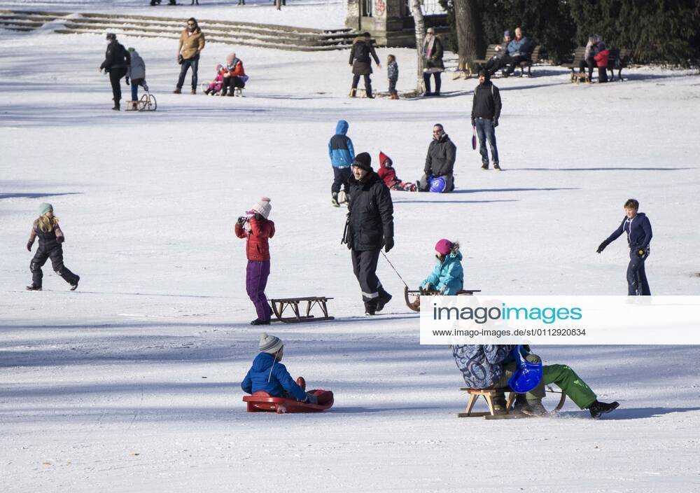 Rodeln im verschneiten Berliner Park Berlin, DEU, 13.02.21 - Rodelspass im verschneiten Berliner Viktoriapark. Schnee und eisige Kaelte bestimmen weiter das Wetter. Berlin Berlin Deutschland