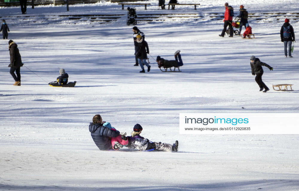 Rodeln im verschneiten Berliner Park Berlin, DEU, 13.02.21 - Rodelspass im verschneiten Berliner Viktoriapark. Schnee und eisige Kaelte bestimmen weiter das Wetter. Berlin Berlin Deutschland