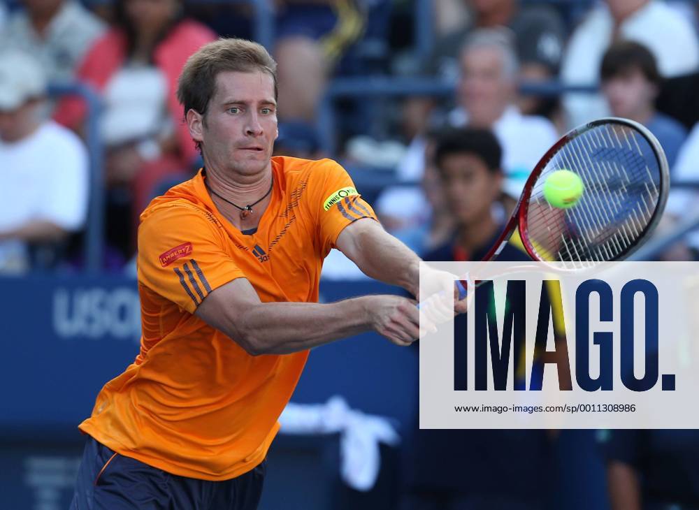 US Open 2012, USTA Billie Jean King National Tennis Center, Flushing Meadows, New York, ITF Grand Slam Tennis Tournament . Florian Mayer (GER), Aktion,Einzelbild,Halbkörper,Querformat,