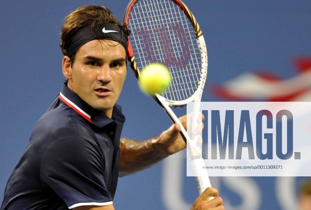 NEW YORK, Aug. 28, 2012 -- Roger Federer of Switzerland returns the ball during the men s singles 1st round match of the United States at the 2012 U.S. Open tournament in New York, the United States