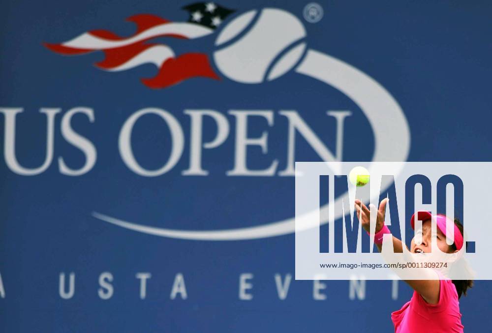 NEW YORK, Aug. 28, 2012 -- Li Na of China serves the ball during the women s singles 1st round match at the 2012 U.S. Open tournament in New York, the United States