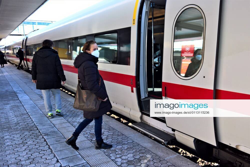 DB Deutsche Bahn, Ankunft Inter-City-Express (ICE) von Wien nach Hamburg mit Verspaetung. Am Bahnsteig sowie im gesamten Zug gilt Corona FFP2 Maskenpflight. FFP 2 Masken bzw Mund Nasen Schutz sind seit 23.01.2021 wegen Corona (Covid 19) Pflicht in Bayern