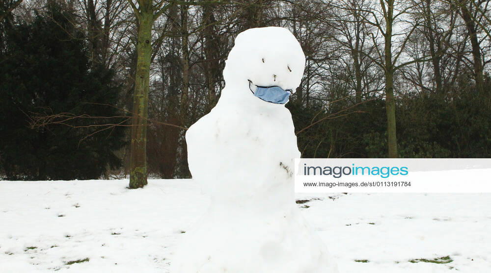 Ein Schneemann mit einer Maske steht im Hamburger Stadtpark. Winterhude Hamburg