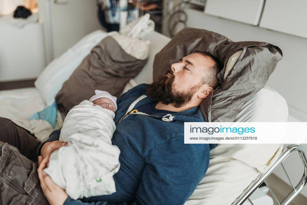 Content father resting after birth of newborn in birthing center San Diego, CA, United States CR_KESM210216-640818-01 ,model released, Symbolfoto