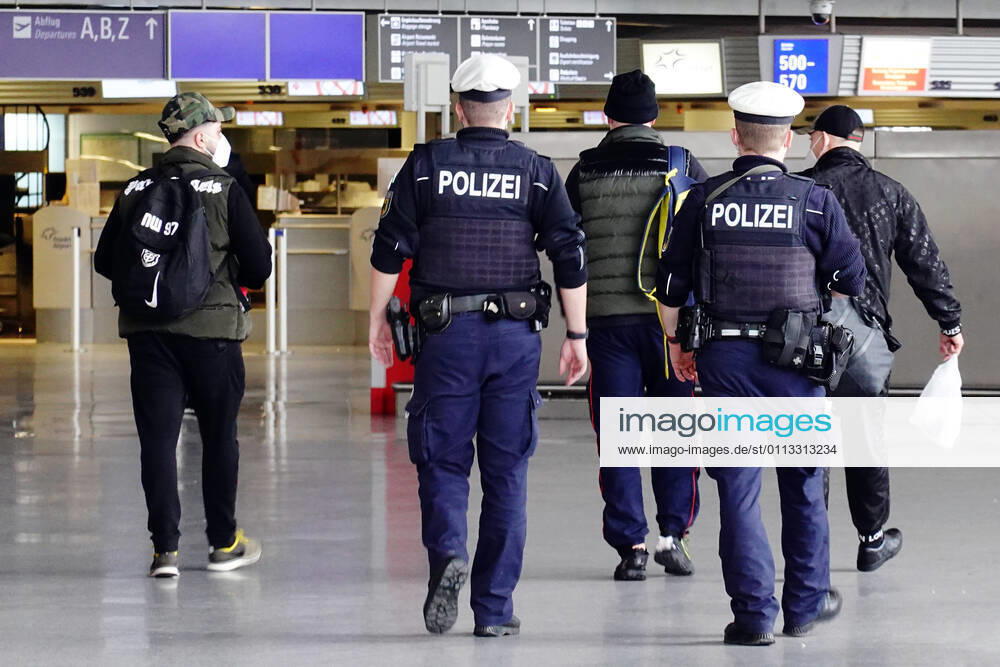 Frankfurt am Main, Hessen, GER - Polizisten laufen im Terminal des Flughafen Streife. (Abflughalle, Airport, Alltag, aufpassen, Beamte, Beruf, Berufswelt, bewachen, Bewachung, deutsch, Deutschland, Einsatz, Europa, europaeisch, Flughafen, Flughafenterminal, Flugpassagiere, Flugreisende, Frankfurt, Frankfurt am Main, Fraport, Gesellschaft, Hessen, innen, Innenaufnahme, Kaukasier, kaukasisch, Kontrolle, kontrollieren, Menschen, Objektschutz, Oeffentlicher Dienst, Ordnung, Ordnungshueter, Passagiere, Personen, Personenschutz, Polizei, Polizisten, Praevention, QF, Querformat, Reise, Reisende, Rueckansicht, schuetzen, Schutz, Sicherheit, Sicherheitsbeamte, Streife, Terminal, Tourismus, ueberwachen, Ueberwachung, Westeuropa, Wirtschaf