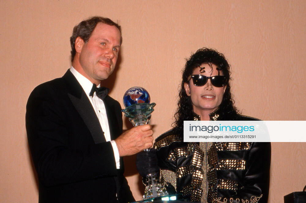 Archivbilder der Woche KW07 CENTURY CITY, CA - SEPTEMBER 14: Chairman and CEO of the Walt Disney Company Michael Eisner and Singer Michael Jackson attend event honoring Michael Jackson with 1990 Good Scout Humanitarian Award on September 14, 1990 at the Century Plaza Hotel in Century City, California.