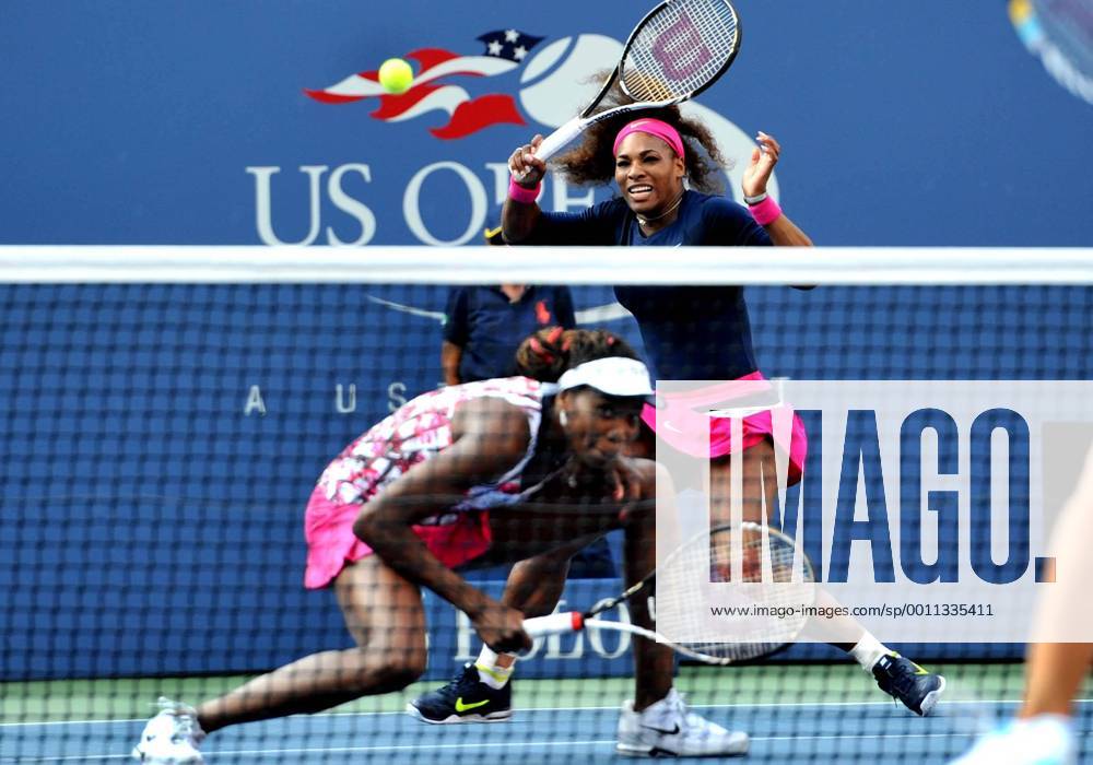 Serena Williams (top) and Venus Williams of the US compete during the women s doubles second round match at the Williams won 2-0. (Xinhua Wang Lei) US-NEW YORK-TENNIS-US OPEN-WOMEN S DOUBLES-WILLIAMS