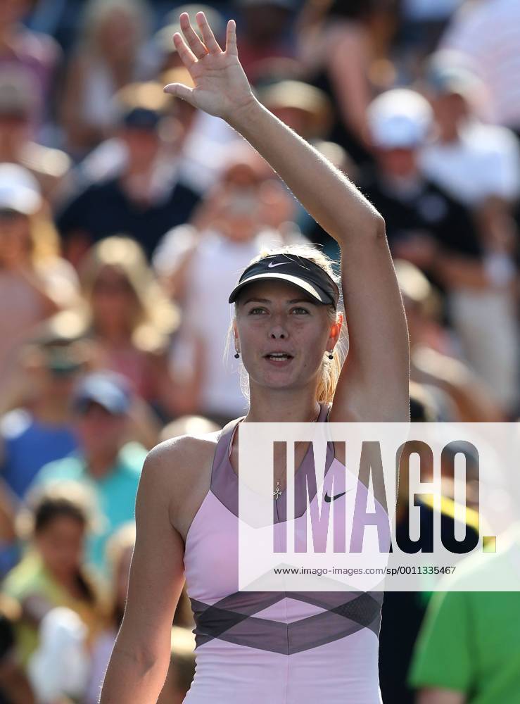 US Open 2012, USTA Billie Jean King National Tennis Center, Flushing Meadows, New York, ITF Grand Slam Tennis Tournament . Maria Sharapova (RUS) winkt und bedankt sich nach ihrem Sieg beim Publikum,Freude,Jubel,Emotion,Einzelbild,Halbkörper,Hochformat,