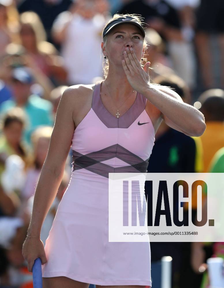 US Open 2012, USTA Billie Jean King National Tennis Center, Flushing Meadows, New York, ITF Grand Slam Tennis Tournament . Maria Sharapova (RUS) bedankt sich nach ihrem Sieg beim Publikum mit Kusshand,Freude,Jubel,Emotion,Einzelbild,Halbkörper,Hochformat,