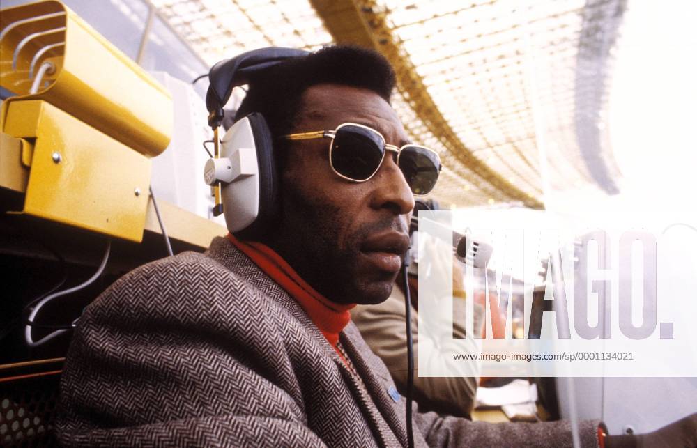 Fußballikone Pele (Brasilien) als Kommentator von der Tribüne Fußball WM Herren Weltmeisterschaft 1978, Länderspiel, Zwischenrunde, Gruppe B, Nationalmannschaft, Nationalteam, Einzelbild Rosario