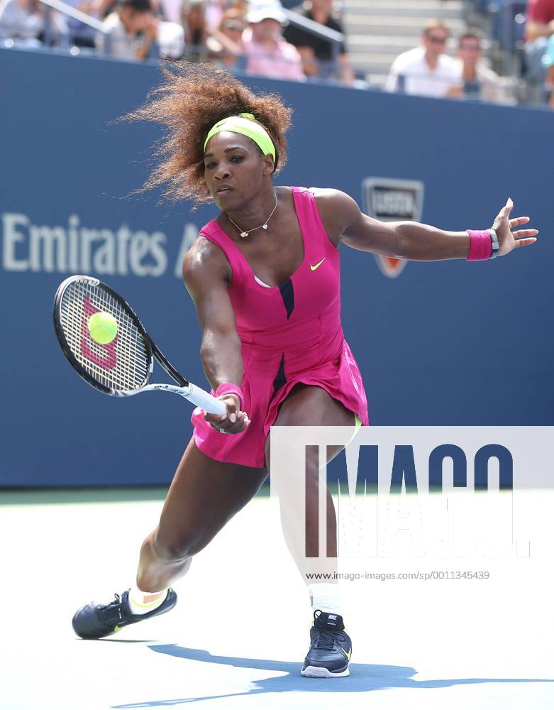 US Open 2012, USTA Billie Jean King National Tennis Center, Flushing Meadows, New York, ITF Grand Slam Tennis Tournament, Serena Williams (USA),Aktion,Einzelbild, Ganzkörper,Hochformat,