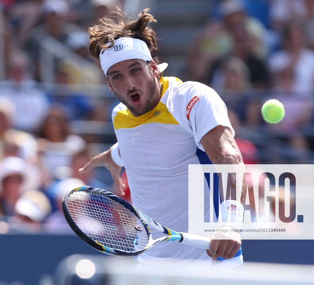 US Open 2012, USTA Billie Jean King National Tennis Center, Flushing Meadows, New York, ITF Grand Slam Tennis Tournament, Feliciano Lopez (ESP) spielt einen Rückhand Volley am Netz,Aktion,Einzelbild, Halbkörper,Querformat,