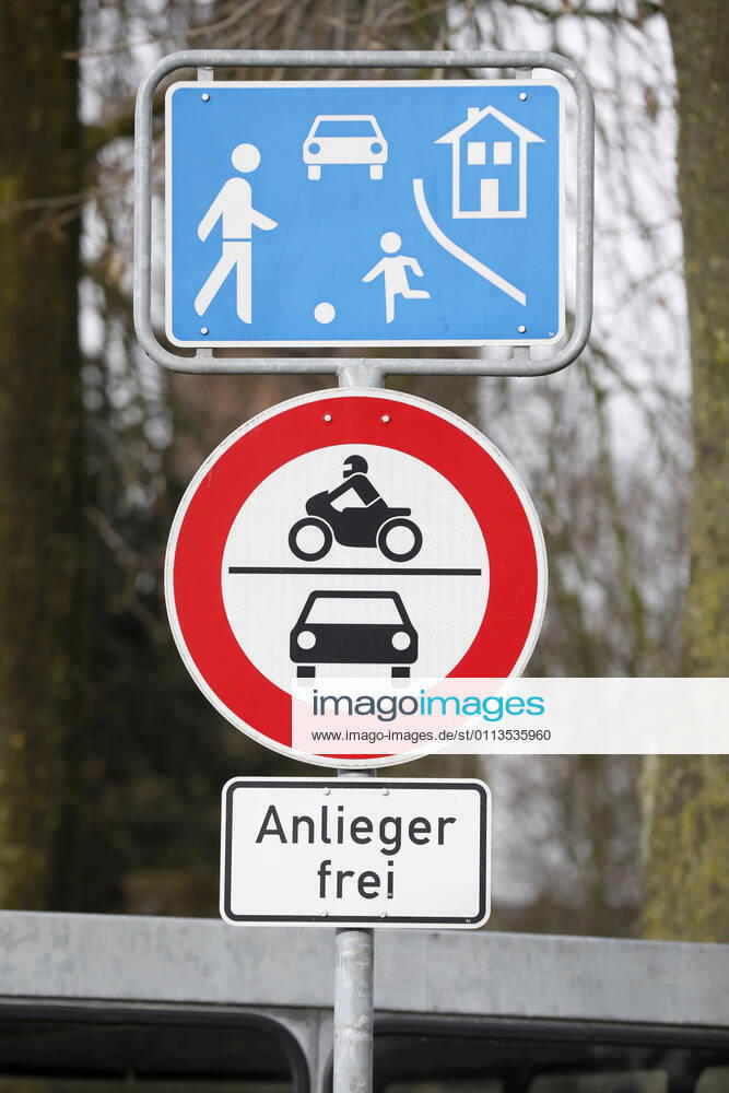 Schild Spielstrasse - Begin eines verkehrsberuhigten Bereichs , Durchfahrt Verboten für PKW und Motorrad Kraftfahrzeuge , Anlieger Frei ,