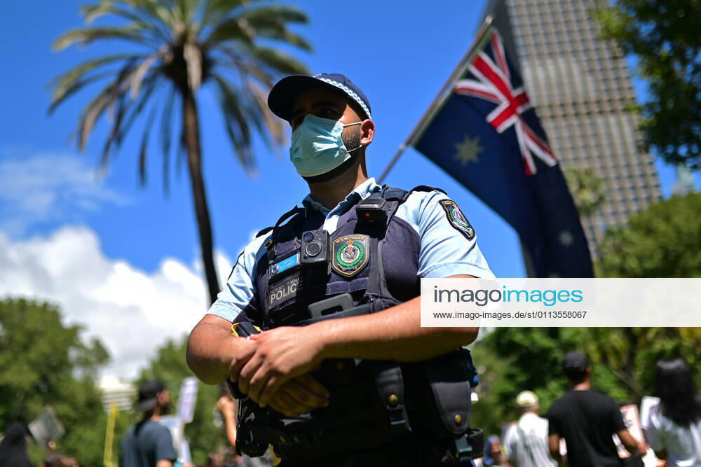 ANTI VACCINATION RALLY SYDNEY, Police officers prevent people from entering an anti-vaccination rally in Sydney, Saturday, February 20, 2021. The national rollout of the Pfizer vaccine will begin on Monday in what will be the largest exercise of its kind in Australia s history. ( NO ARCHIVING, , NO USE IN BOOKS WITHOUT CONSENT SYDNEY NSW AUSTRALIA