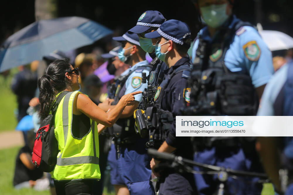 ANTI VACCINATION RALLY SYDNEY, Police officers prevent people from entering an anti-vaccination rally in Sydney, Saturday, February 20, 2021. The national rollout of the Pfizer vaccine will begin on Monday in what will be the largest exercise of its kind in Australia s history. ( NO ARCHIVING, , NO USE IN BOOKS WITHOUT CONSENT SYDNEY NSW AUSTRALIA