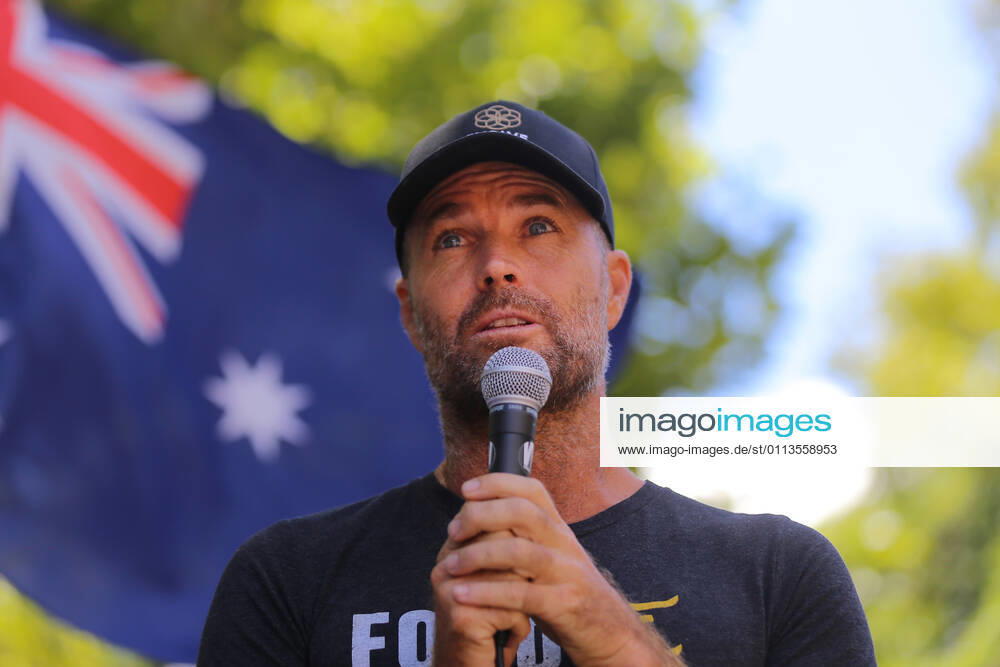 ANTI VACCINATION RALLY SYDNEY, Celebrity Chef Pete Evans speaks during an anti-vaccination rally in Sydney, Saturday, February 20, 2021. The national rollout of the Pfizer vaccine will begin on Monday in what will be the largest exercise of its kind in Australia s history. ( NO ARCHIVING, , NO USE IN BOOKS WITHOUT CONSENT SYDNEY NSW AUSTRALIA