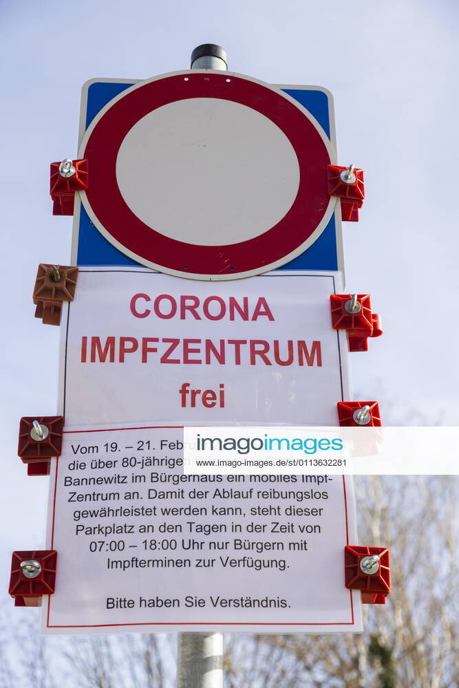 Corona Impfung Testlauf für mobiles Impfzentrum in Bannewitz am Bürgerhaus durch das DRK eingerichtet. Ab Freitag bis Sonntag können sich alle Einwohner über 80 Jahre gegen das Corona-Virus impfen lassen. Die Senioren wurden dazu von der Gemeindeverwaltung kontaktiert und eingeladen. Durch diese Einrichtung sollen den Bewohnern weite Wege zu den Impfstationen erspart werden. Bannewitz Sachsen GERMANY